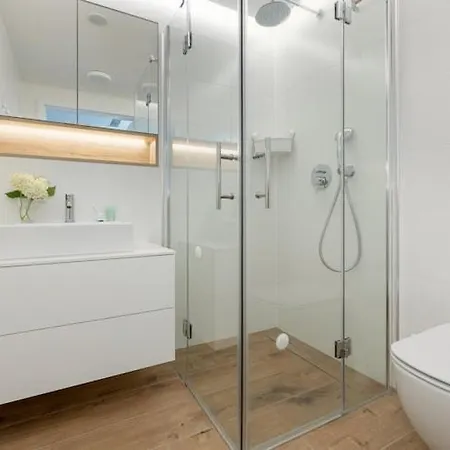 Appartement Beachfront Holiday Apartment, Sauna, Swimming Pool *